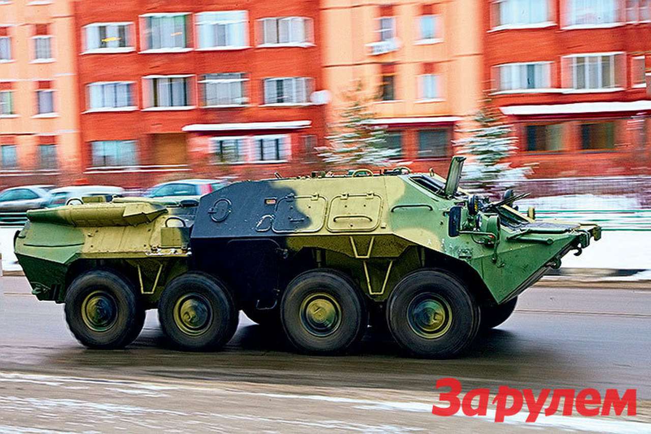 В Балашихе БТР протаранил подрезавшие его «Жигули»