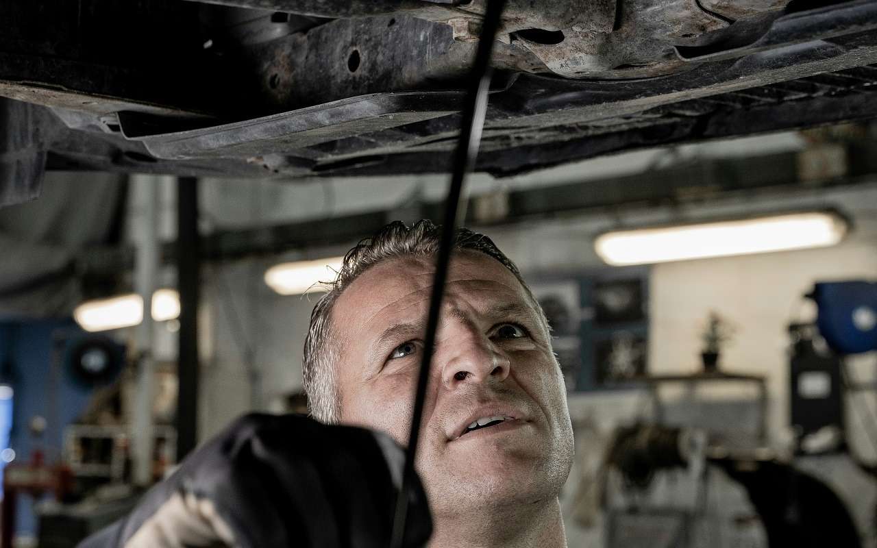 Чем вреден для мотора повышенный уровень масла? Отвечает эксперт