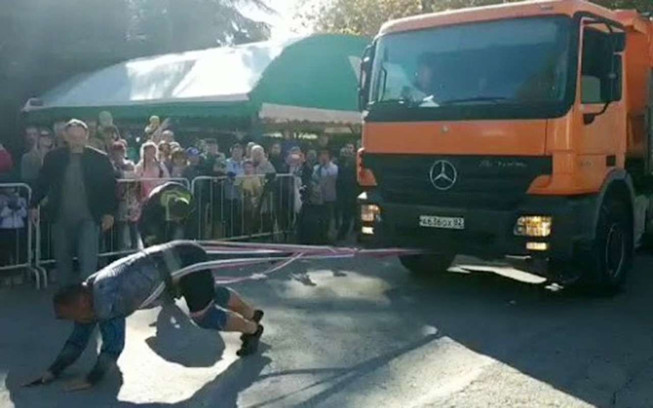 Российский силач установил новый рекорд по буксировке грузовика