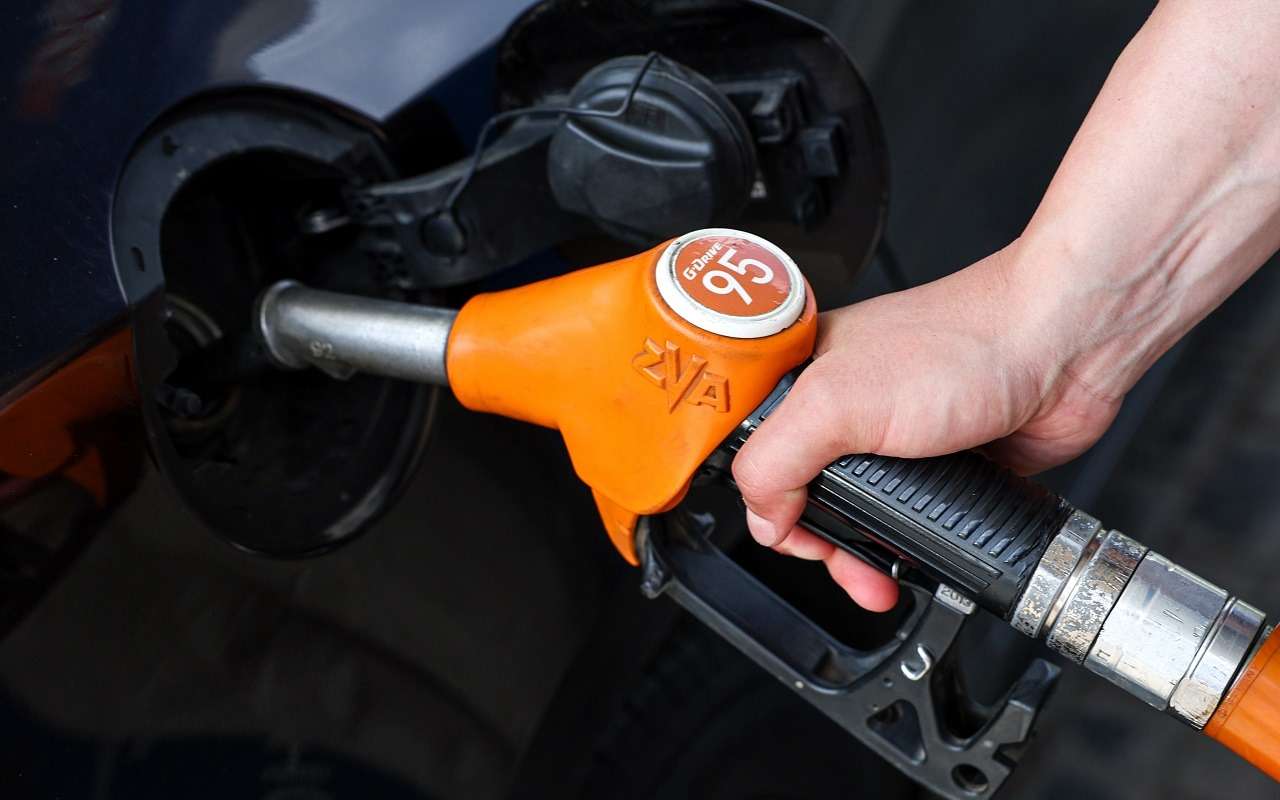 Хорошие новости: цены на топливо в РФ пошли вниз — бензин Аи-95 подешевел на 3%