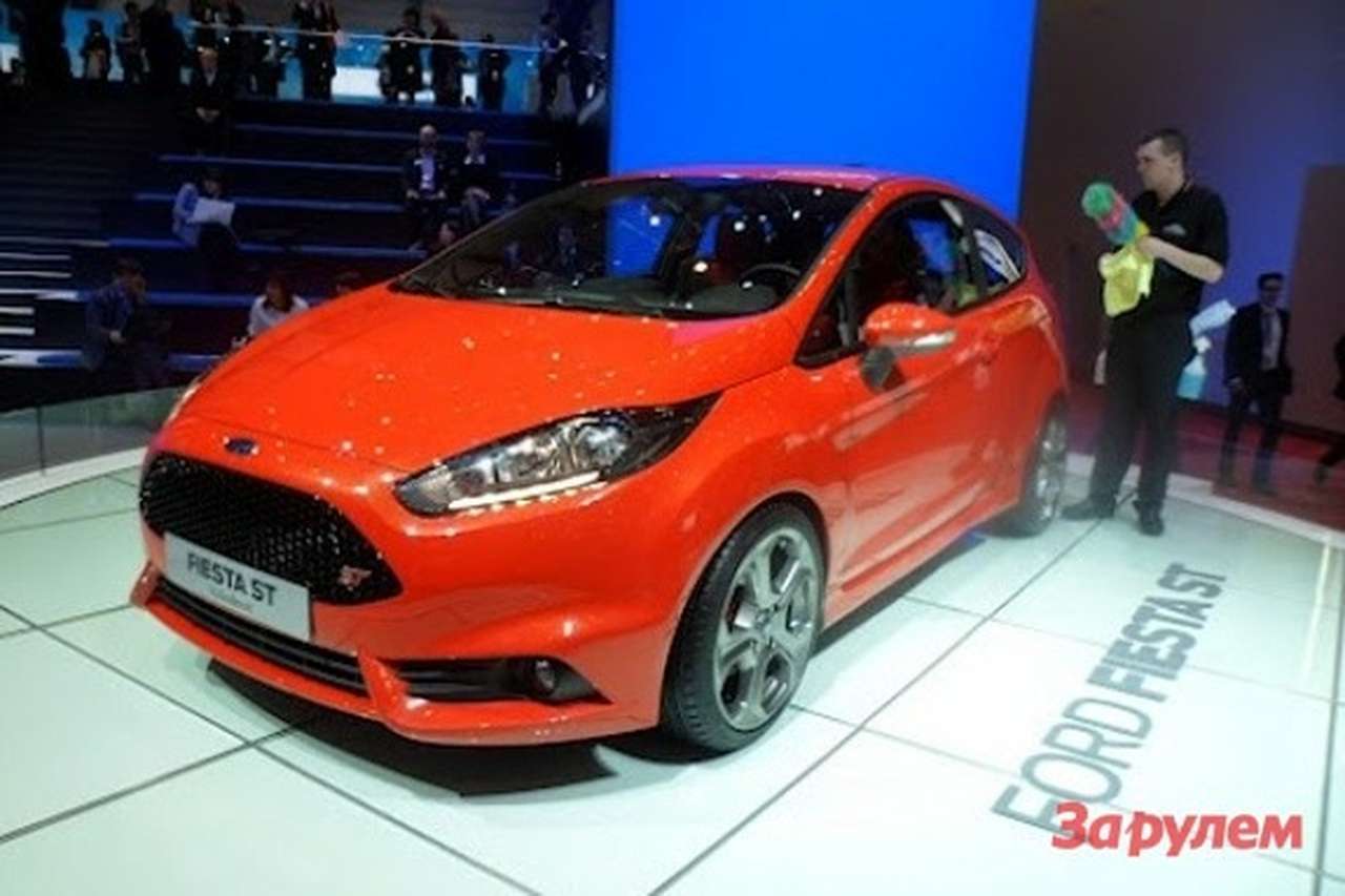 Хот-хэтч Ford Fiesta ST выглядит очень динамично, но передняя часть с огромной шестиугольной радиаторной решеткой ему не очень идет