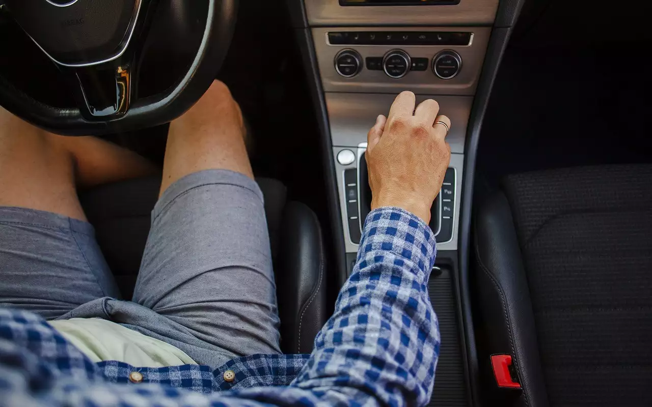 Три привычки, которые дорого обходятся владельцам машин с АКП