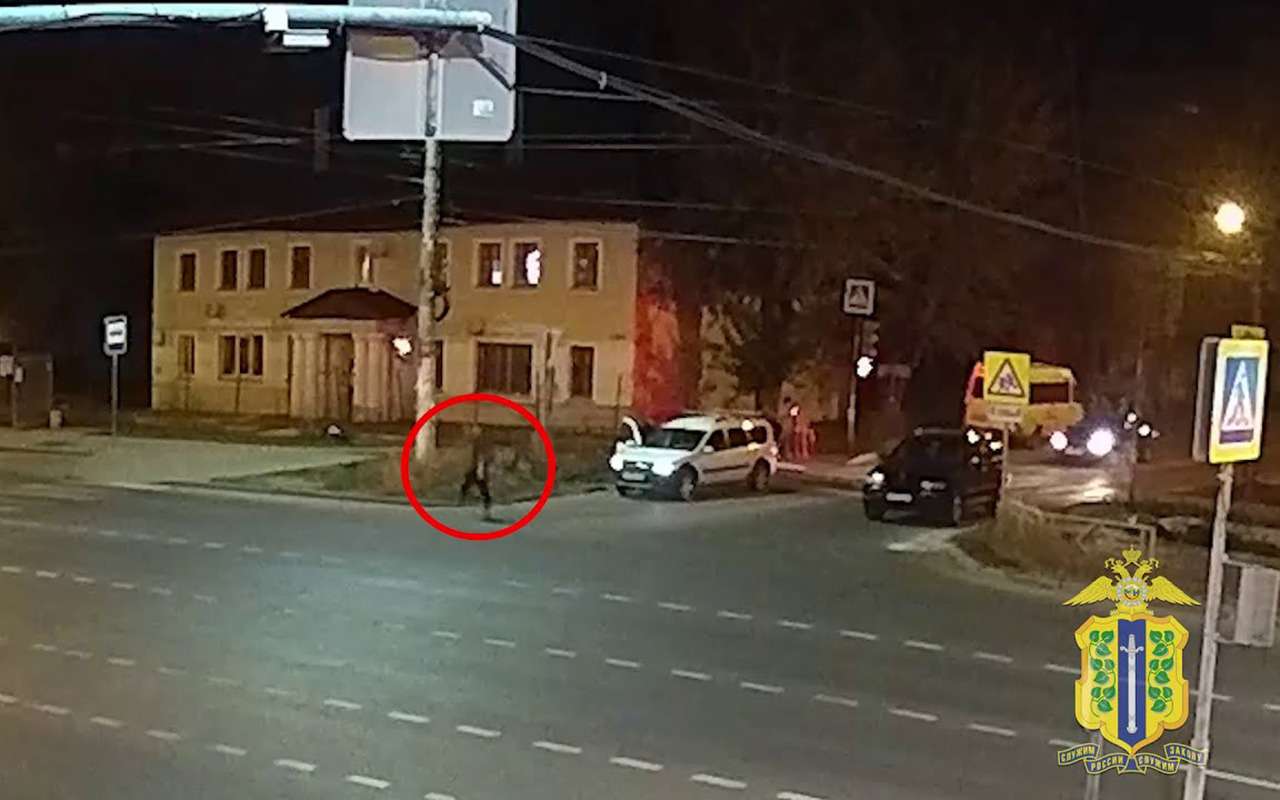 Мужчины катались по городу и клеили на остановки рекламу наркотиков