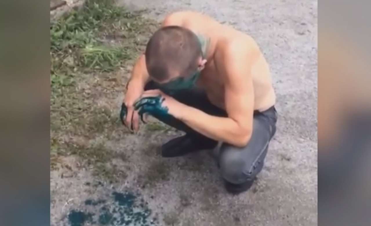 Таксист, умывший пассажиров зеленкой, сам явился в полицию