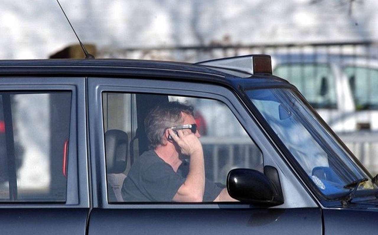 Водители игнорируют запрет на использование смартфонов за рулем