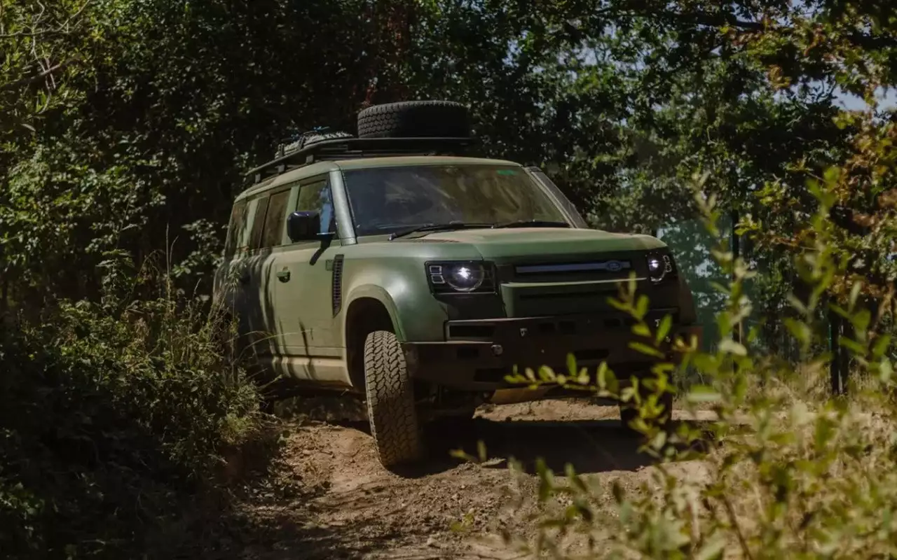 Стало известно, с какой целью Jaguar Land Rover создал армейский Defender