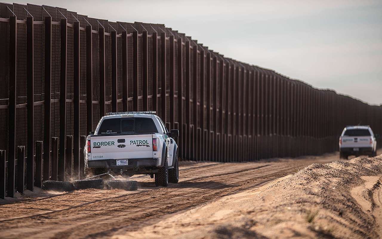 В США задержаны машины с мигрантами из России