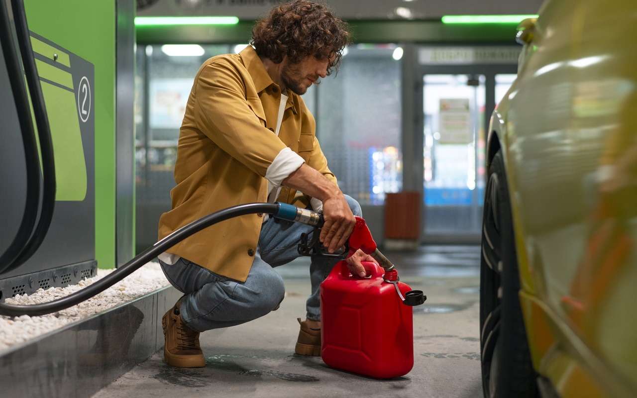 Названы предельные сроки хранения автомобильного бензина