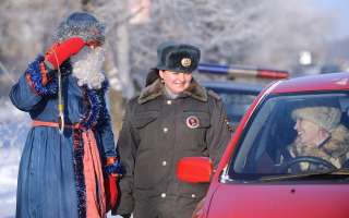 Эти вопросы инспектора ДПС можно игнорировать. Даже в праздники