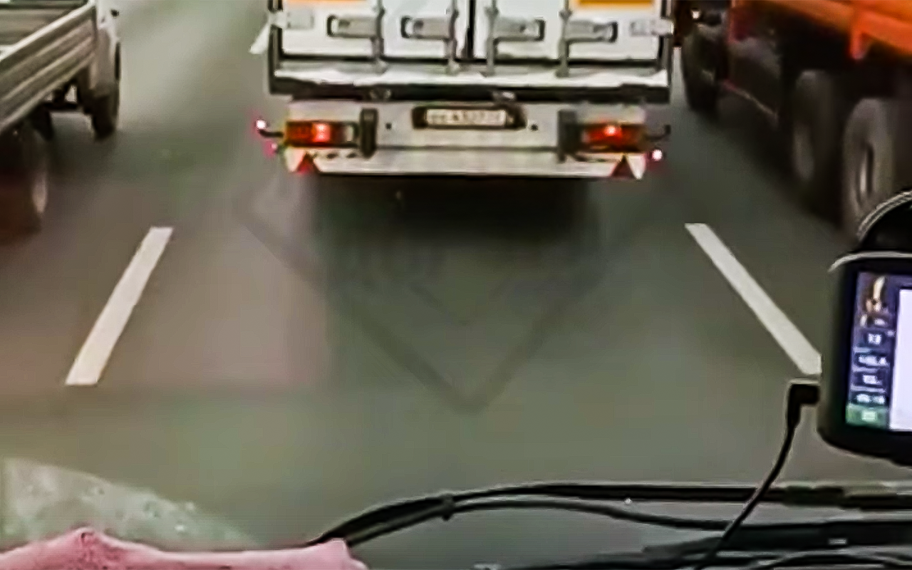 Почему так опасно вклиниваться перед фурой? Объясняет шофер-дальнобойщик