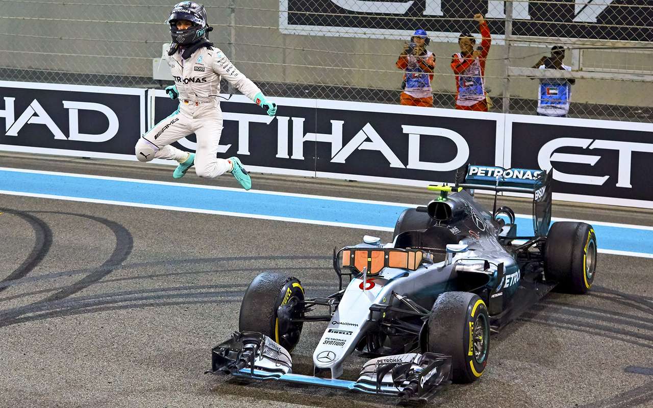 Чемпионский прыжок Нико Росберга на трассе в Абу-Даби. Долгими годами усердной работы он его заслужил.