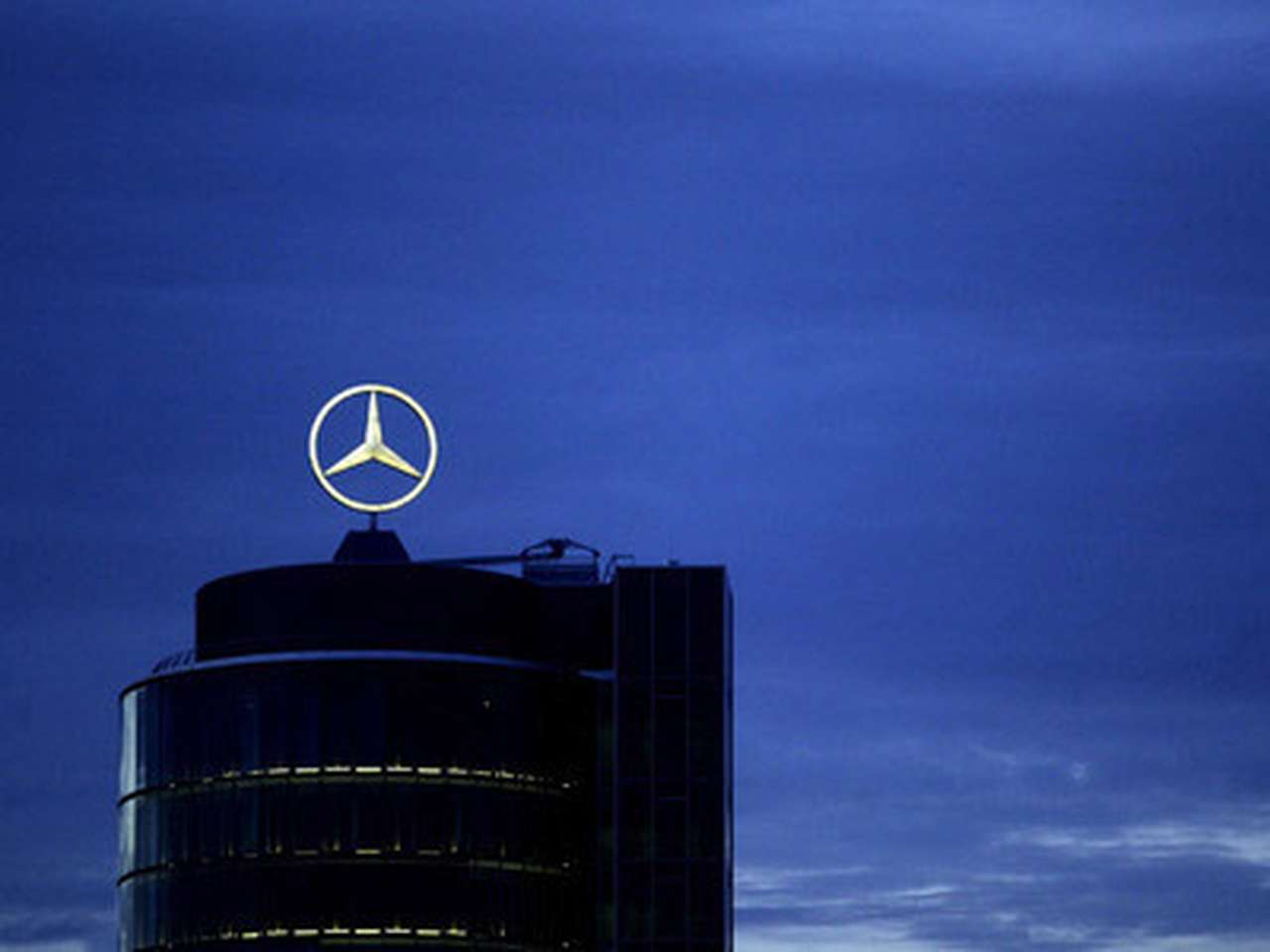 Mercedes хотел бы освободить больше 10.000 сотрудников