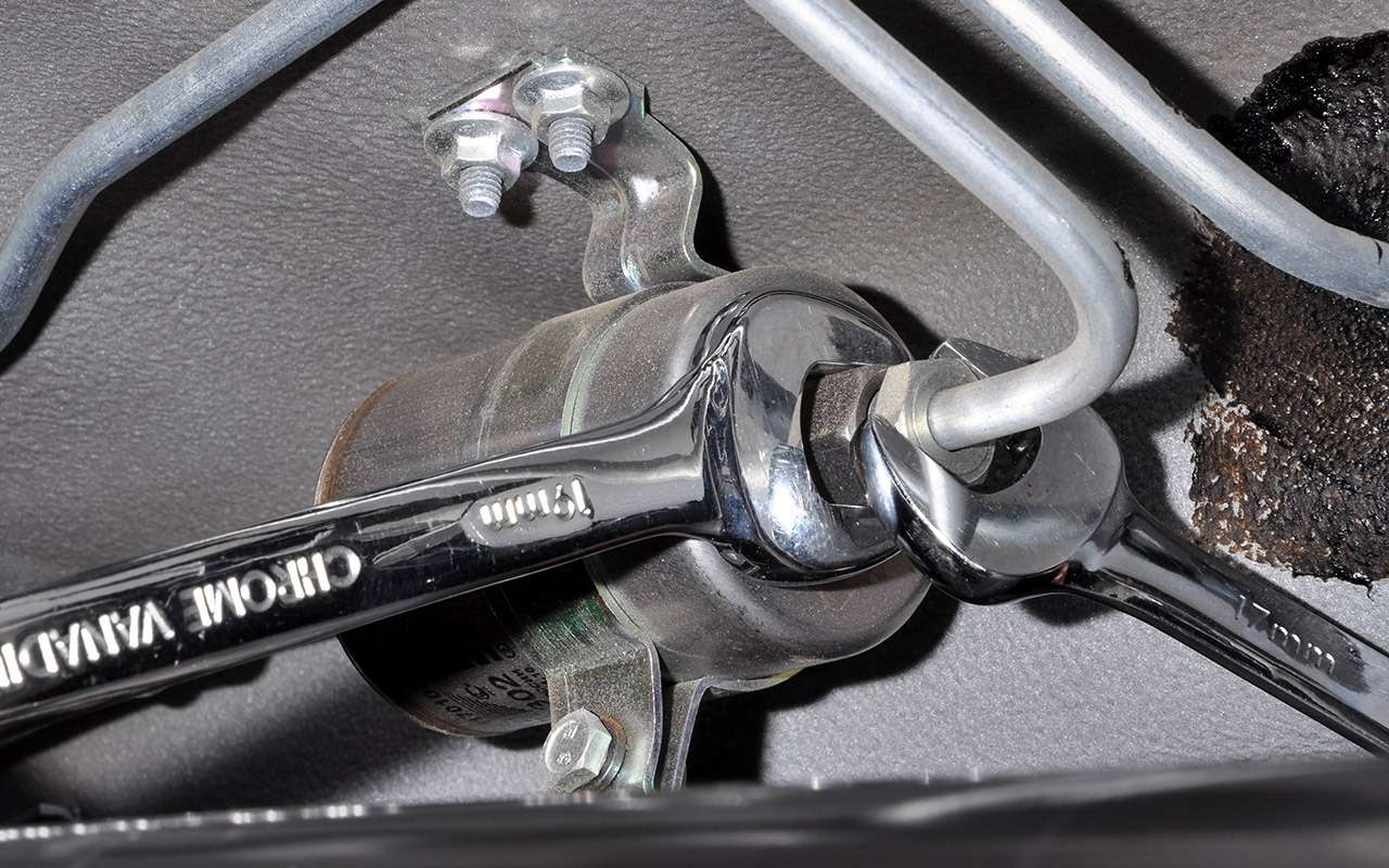 Во избежание повреждения топливных магистралей нужно при отворачивании резьбового штуцера удерживать корпус фильтра. Используются рожковые ключи «на 17» и «на 19».