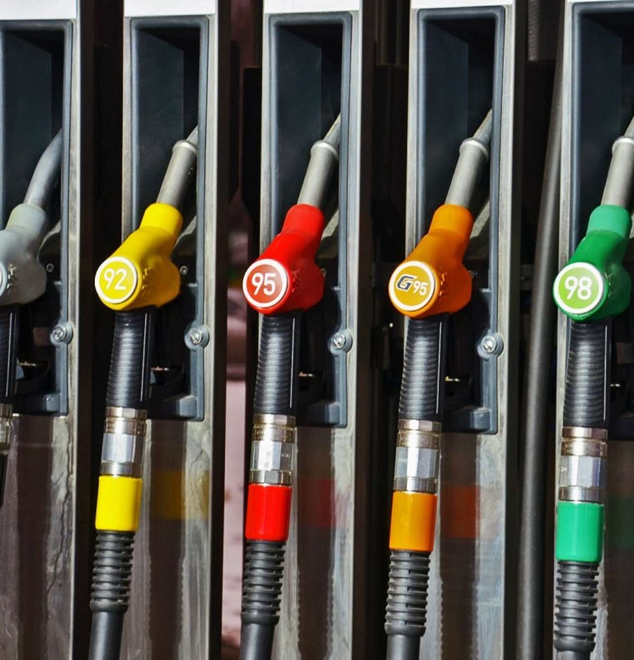 Опросы ЗР: Почему дорожает топливо и на чем мы готовы экономить