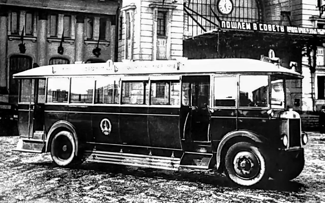 История появления автобуса. 18 Апреля 1922 г. - в Москве открылось автобусное движение. Первые автобусы Лейланд в Москве. Первый автобус в Москве 1922 год. Автобус Лейланд 1924 г.