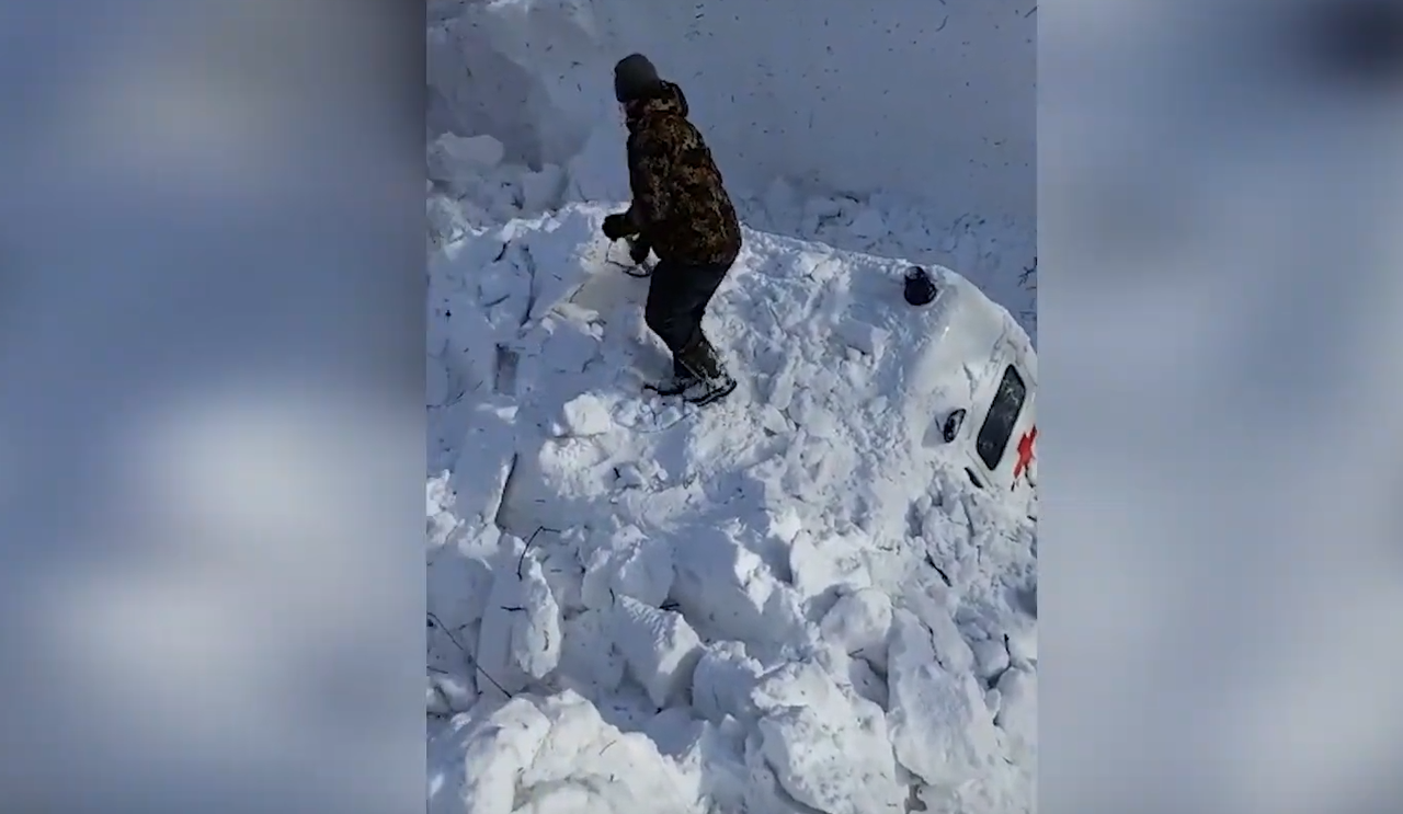 Машину скорой пришлось выкапывать экскаватором