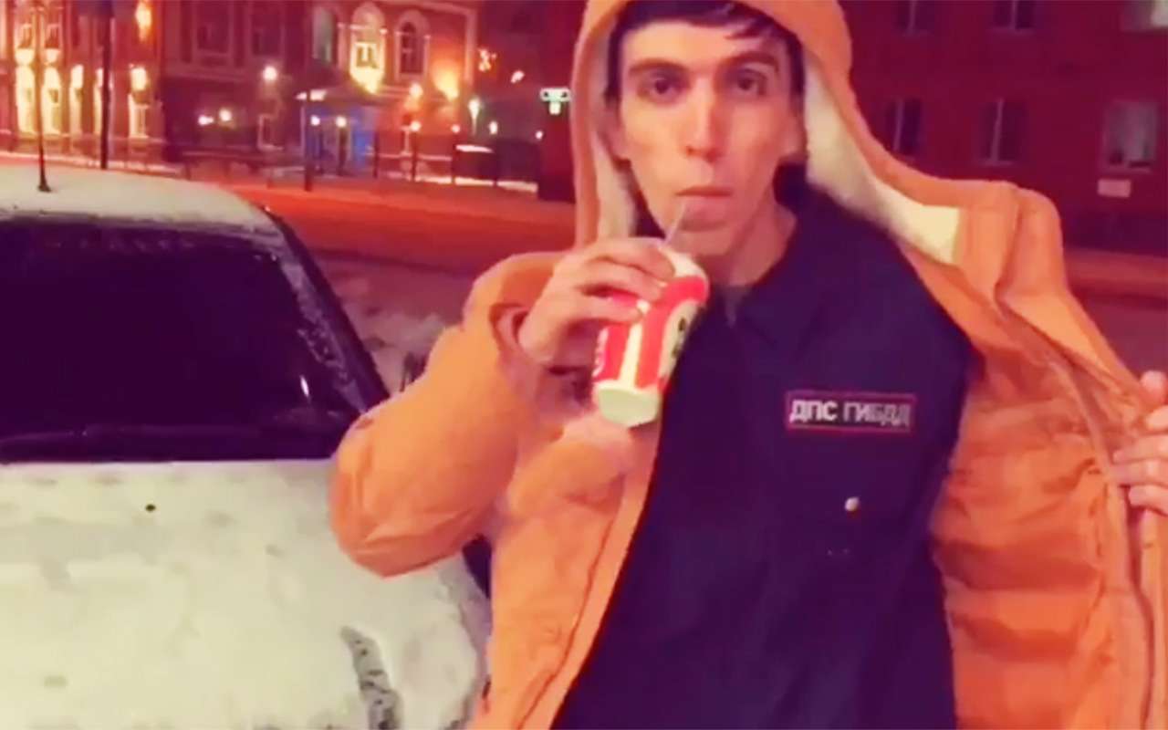 Полиция задержала блогера, ходившего по городу в форме ГИБДД