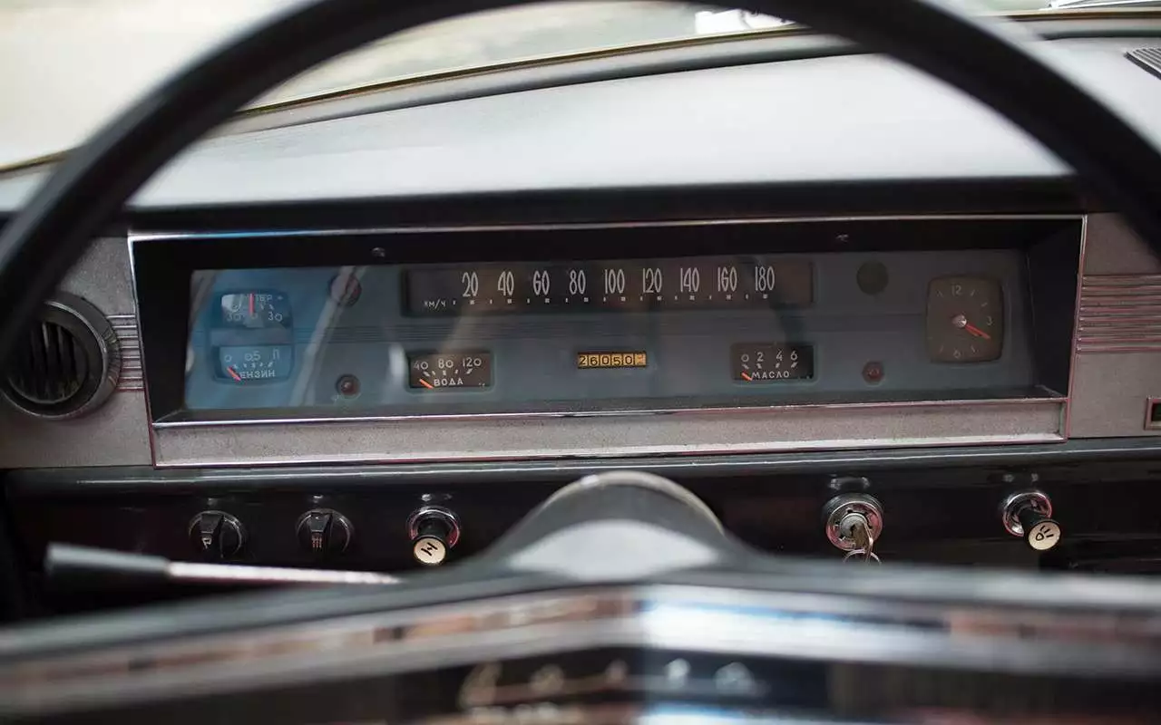 Вместо стрелки на ранних ГАЗ-24 ползала вдоль шкалы лента, натянутая между двумя катушками.