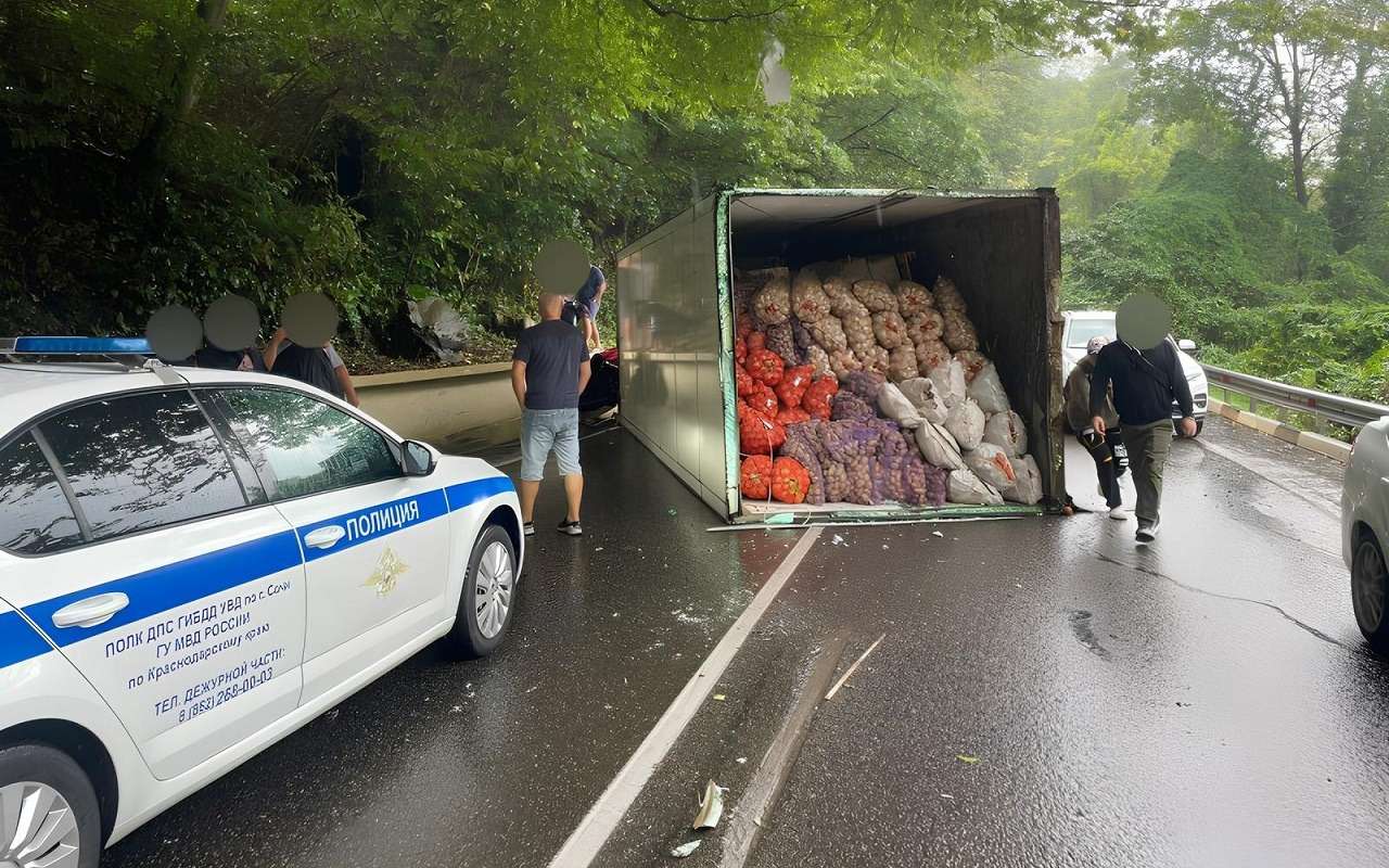 Под Сочи оторвавшийся от фуры прицеп заблокировал дорогу