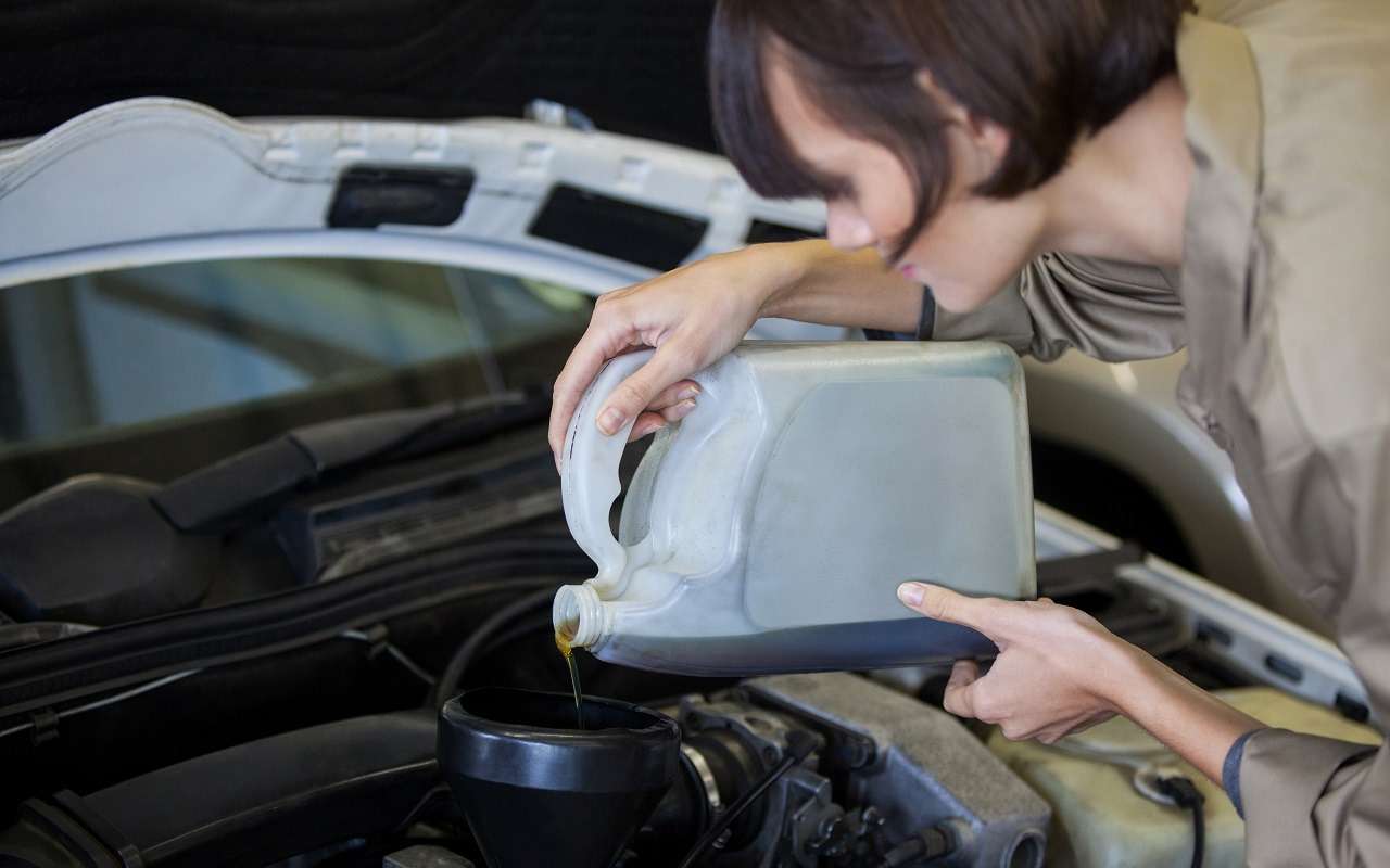 Заменил масло 1000 км назад, а оно уже темное — норма или нет?