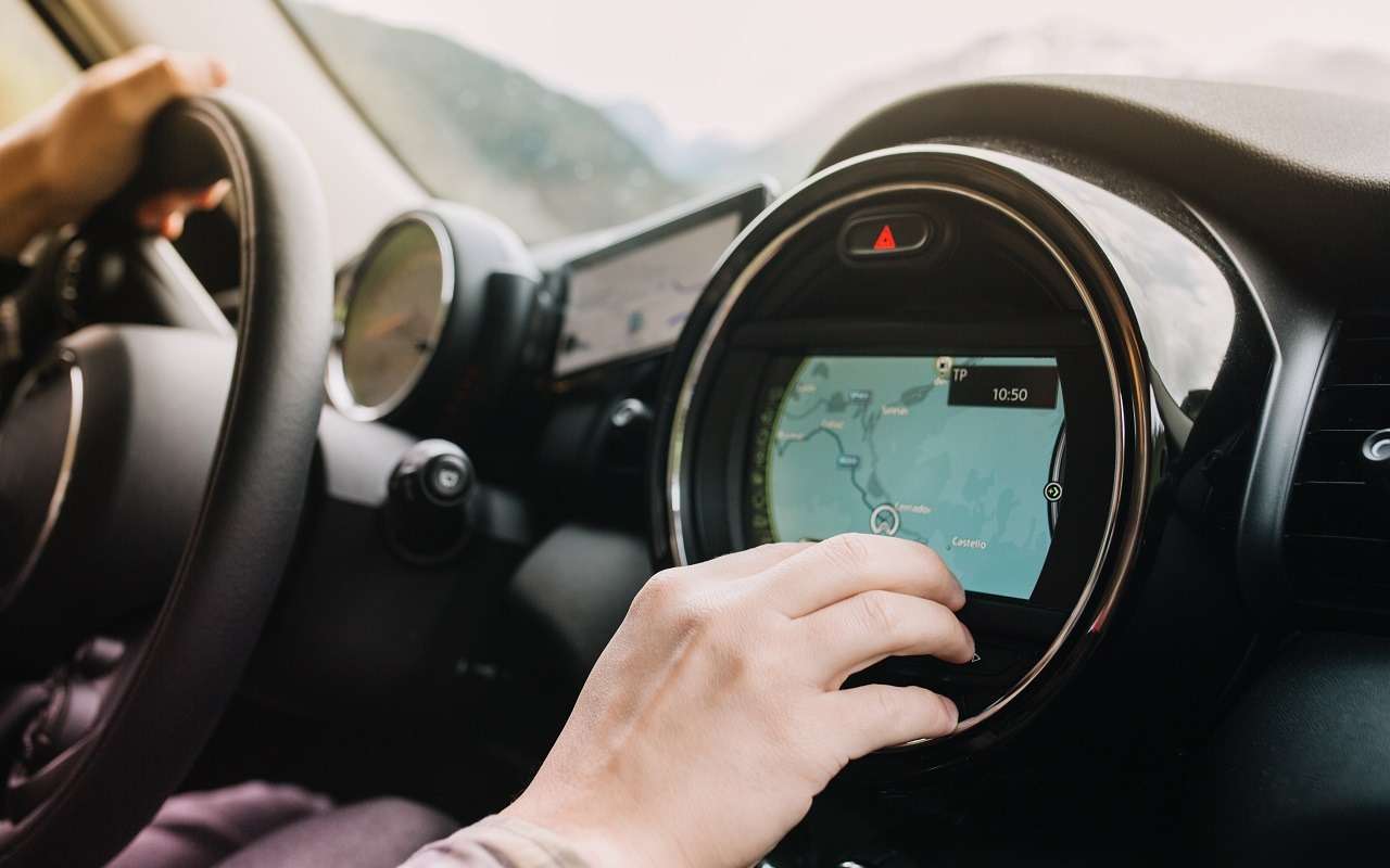 Можно ли настраивать навигатор во время движения авто: ответ эксперта