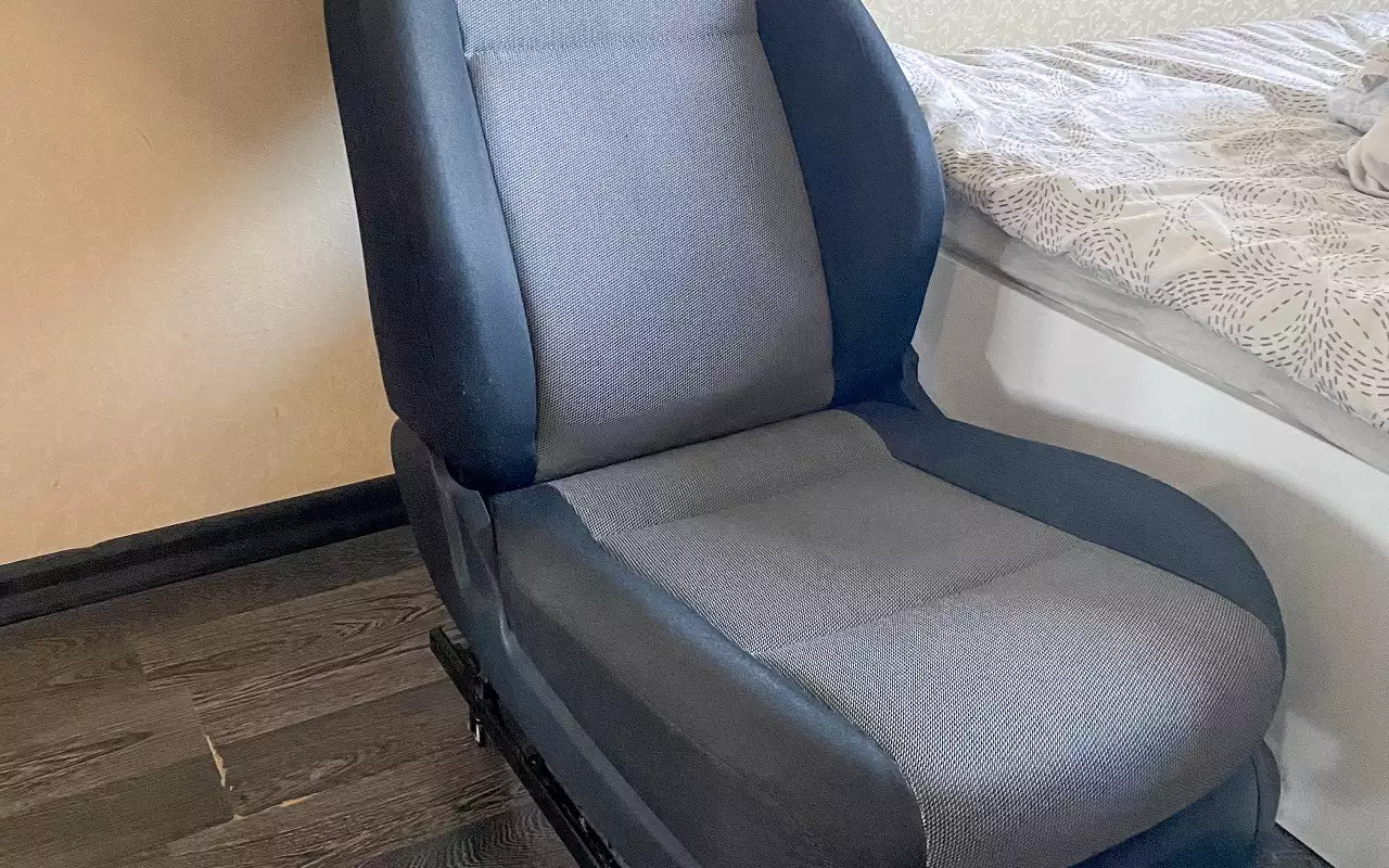 Автомобильное кресло в жилом интерьере