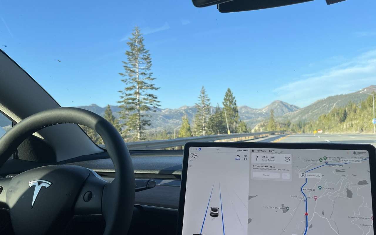 Автопилот приносит компании Tesla десятки миллионов долларов в месяц