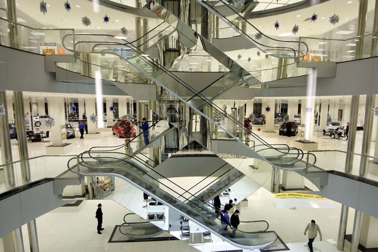 За последние год-два из-за кризиса в стране наблюдается большой отложенный спрос, который заявит о себе в ближайшее время, говорят эксперты. Это должно вдохнуть жизнь в простаивающие дилерские центры.