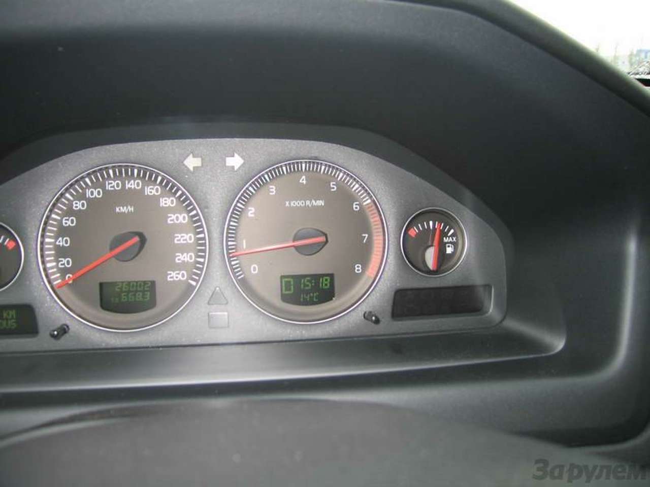 Стрелочный указатель уровня топлива (справа) вообще полон оптимизма – мол, скушали всего треть бака, а впереди уже виднеются Ростральные колонны…