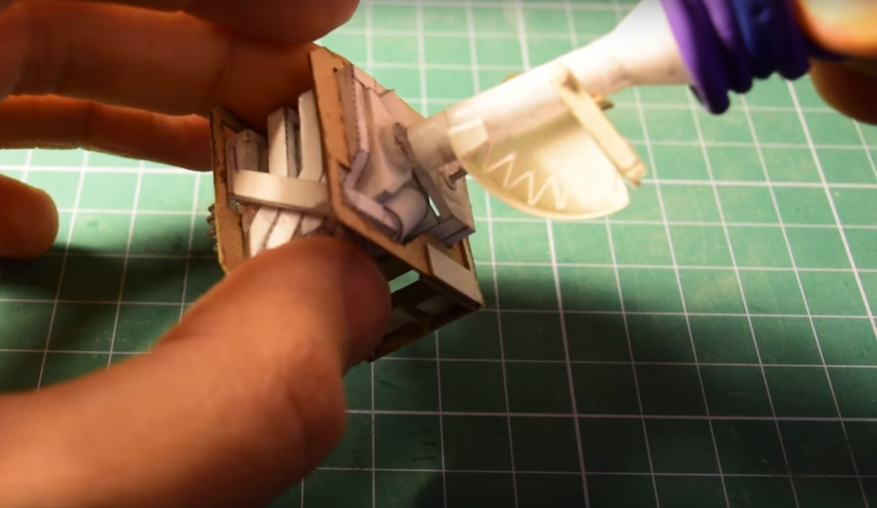 Видеоблогер сделал двигатель V8 из бумаги и запустил его (ВИДЕО)