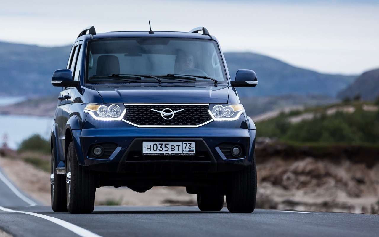 По прайсам на онлайн-витрине, прямо сейчас у дилеров в разных городах есть и Патриоты в простой версии Классик с МКП за 1 084 000 рублей, и в топ-версии Люкс Премиум с АКП за 1 592 500 рублей