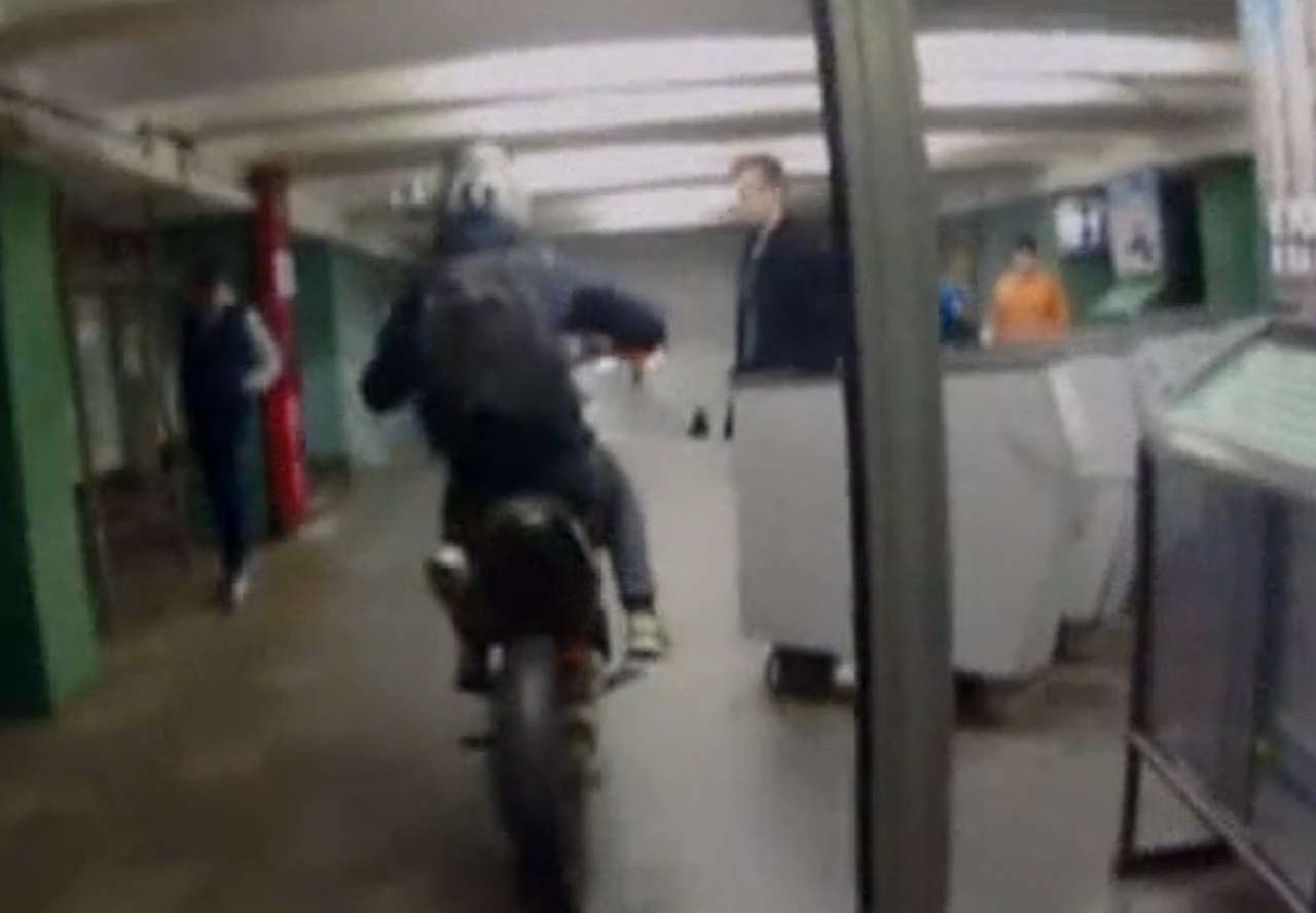 Байкера, проехавшегося на мотоцикле по станции метро, задержали