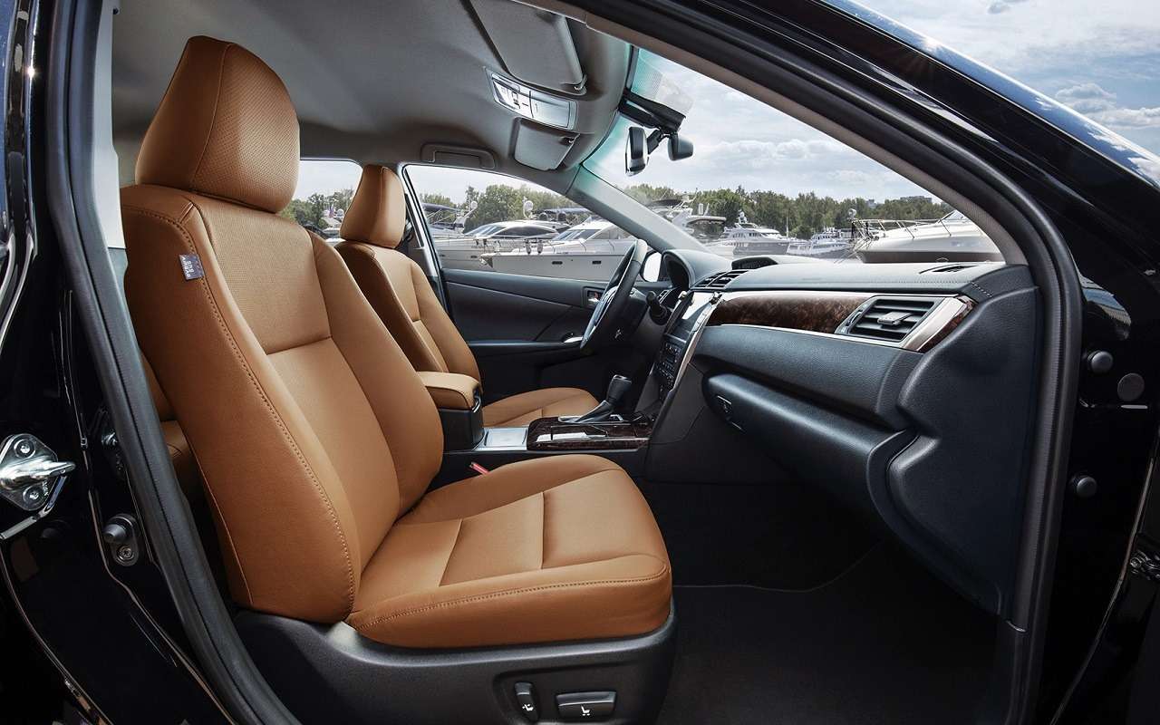 Интерьер Toyota Camry