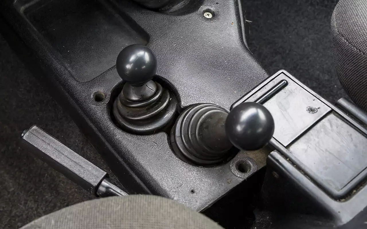 Управление трансмиссией точно такое же, как у Нивы.