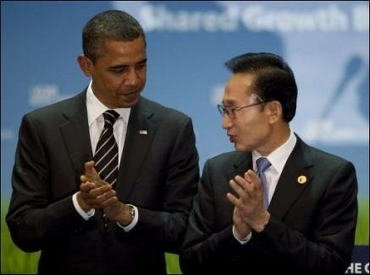 Барак Обама и Ли Мён Бак приветствуют достижение нового торгового соглашения