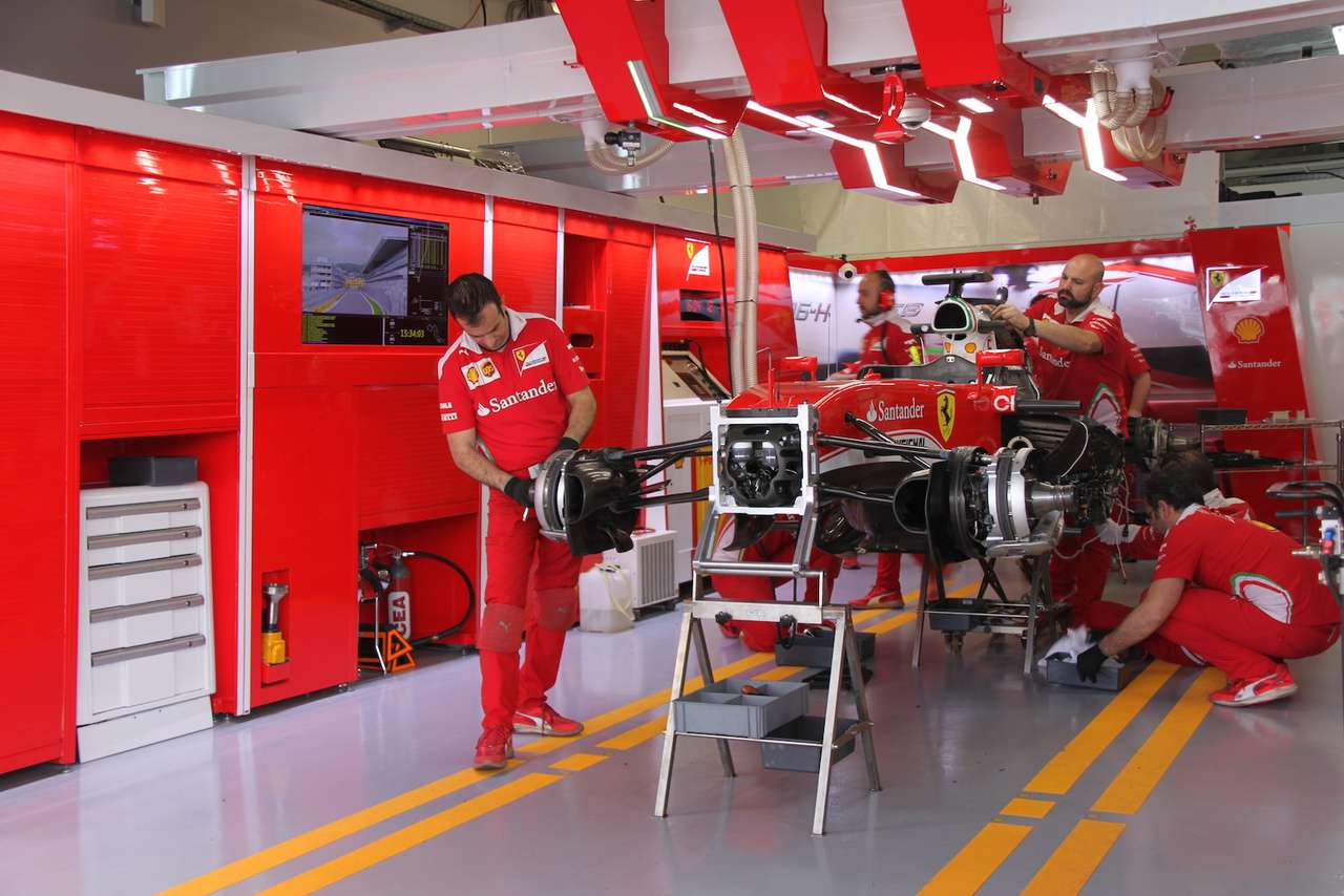 В боксах Ferrari царит идеальная чистота. Как, думаю, и в боксах большинства других «конюшен».