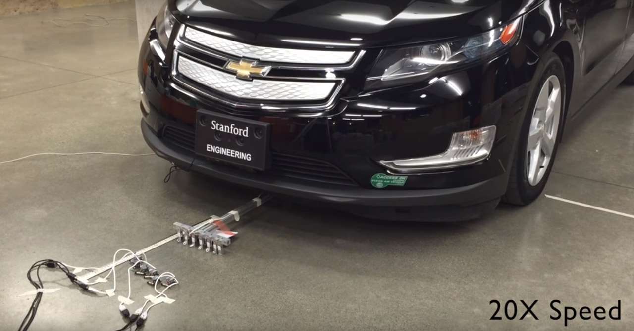 Их не остановить: шесть роботов-жучков тащат автомобиль