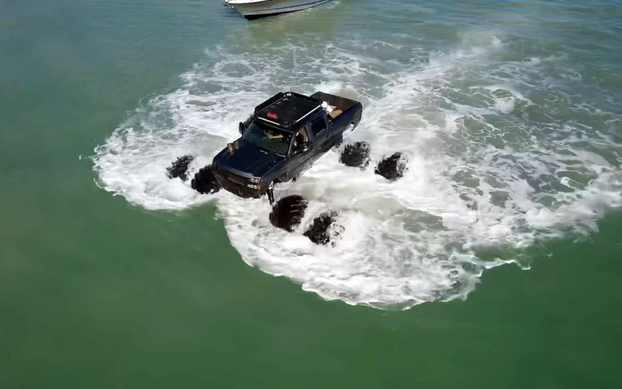 Так он еще и плавает?! Очень странный пикап Monstermax