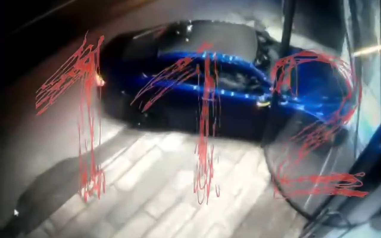 Спорткар с мажором протаранил бизнес-центр в Москве