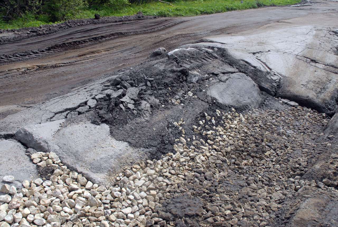 Сельские жители скинулись и отремонтировали местную дорогу