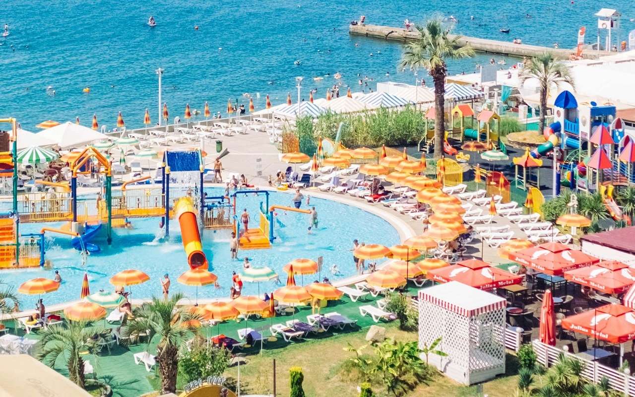 Жители российских курортных городов рассказали, как относятся к туристам