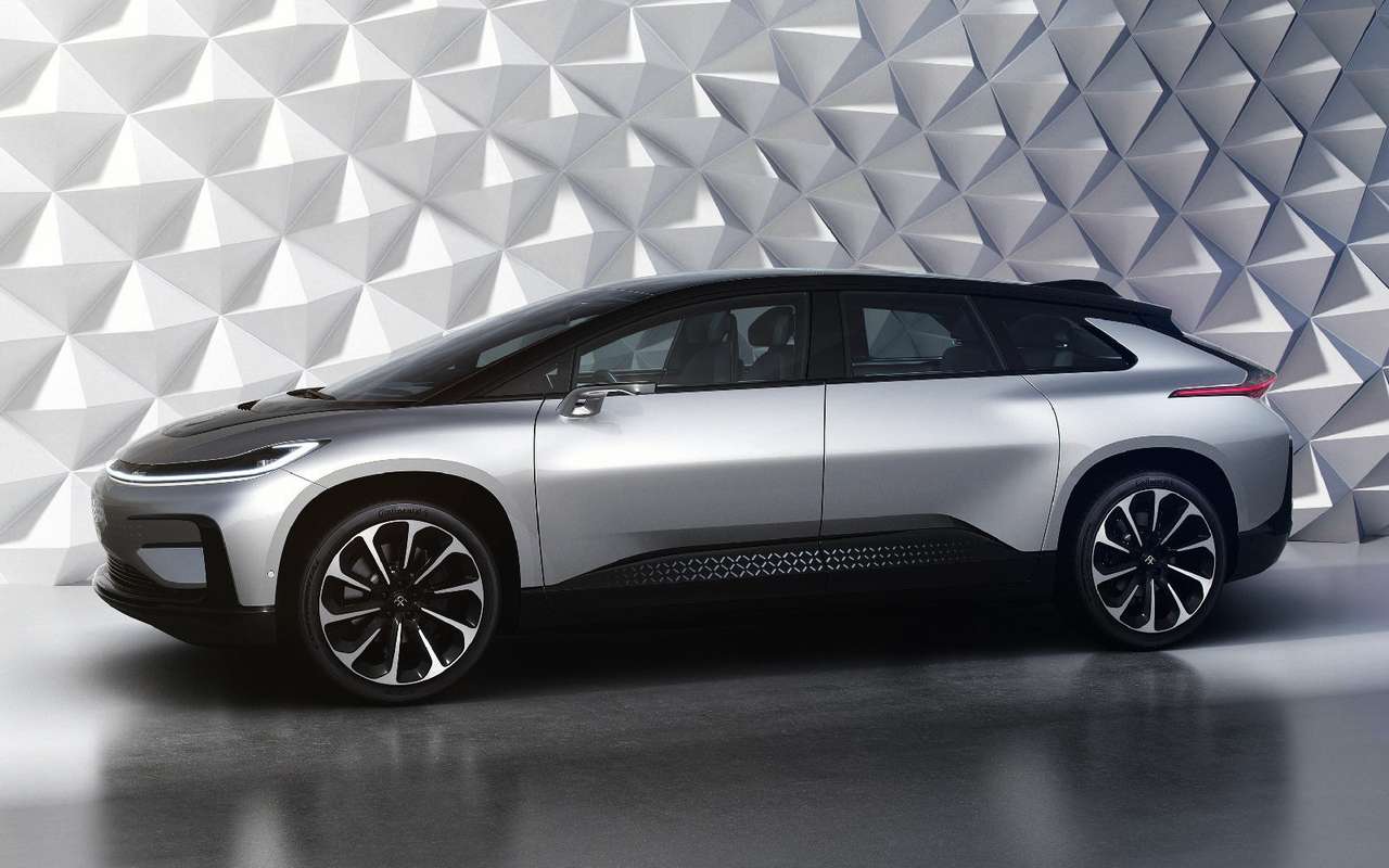 Цена на 1050-сильный кроссовер FF 91 пока не объявлена, но, по слухам, она может составить порядка 200 тысяч долларов.