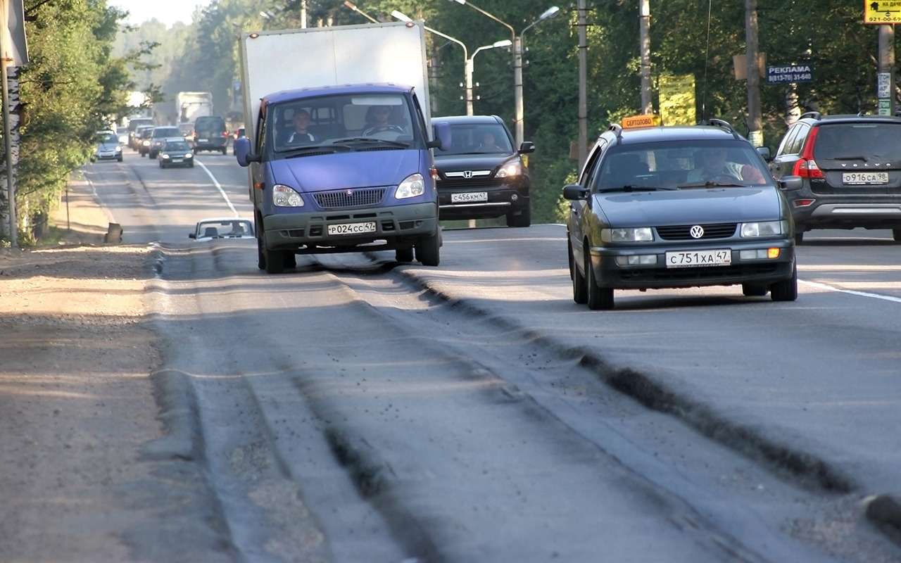 Четко видно, что продавлено дорожное покрытие в правом ряду, и понятно, что двускатными колесами грузовиков.