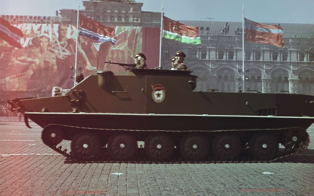 БТР-50П были замечены на тягачах с буквой V