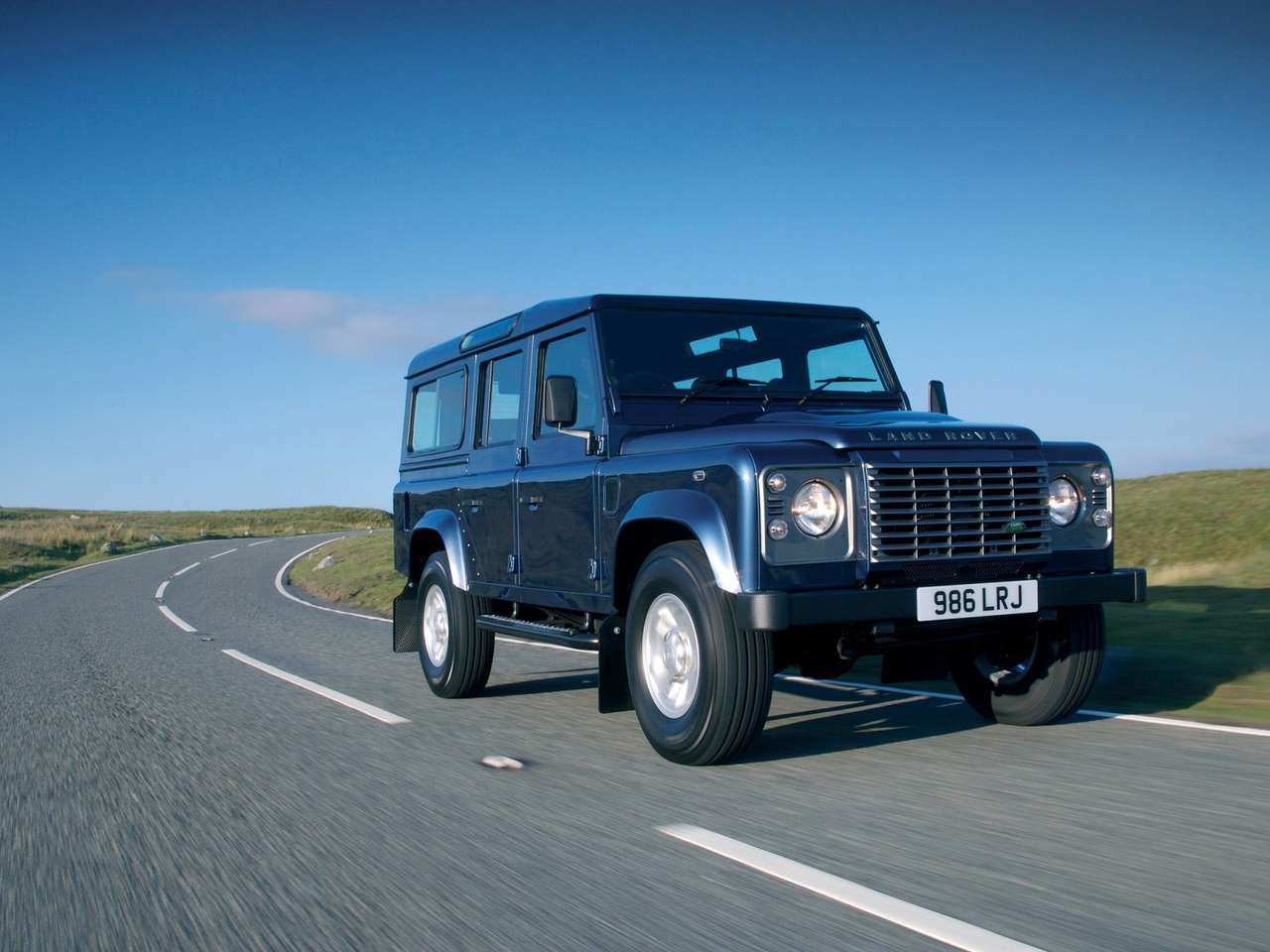 Land Rover Defender скрываются в тумане