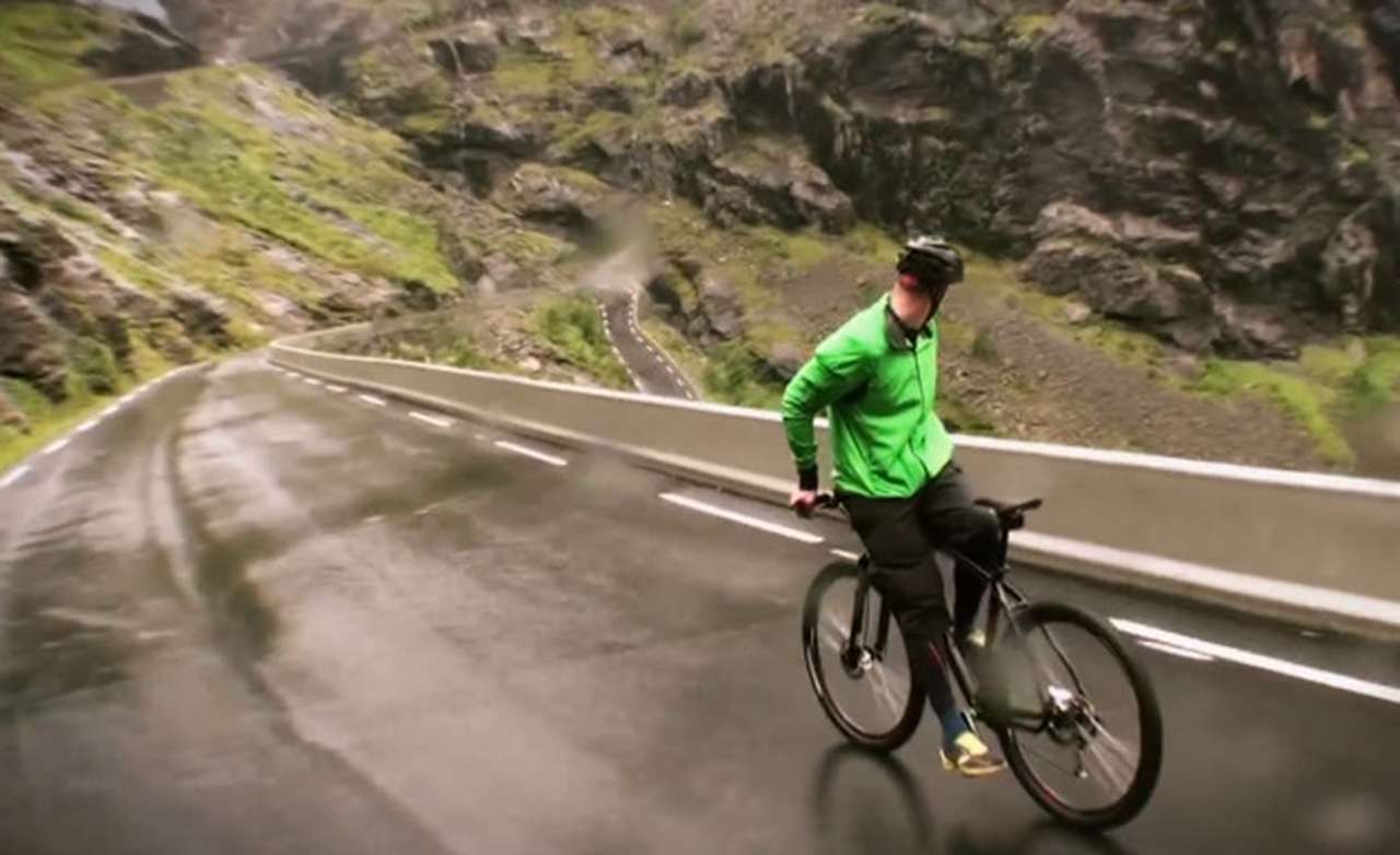 Экстремал проехал по горам на велосипеде задом наперед