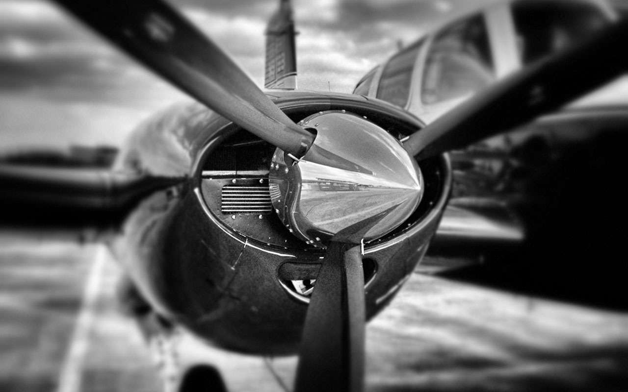 Нарезал крышу, как батон: самолет атаковал автомобиль