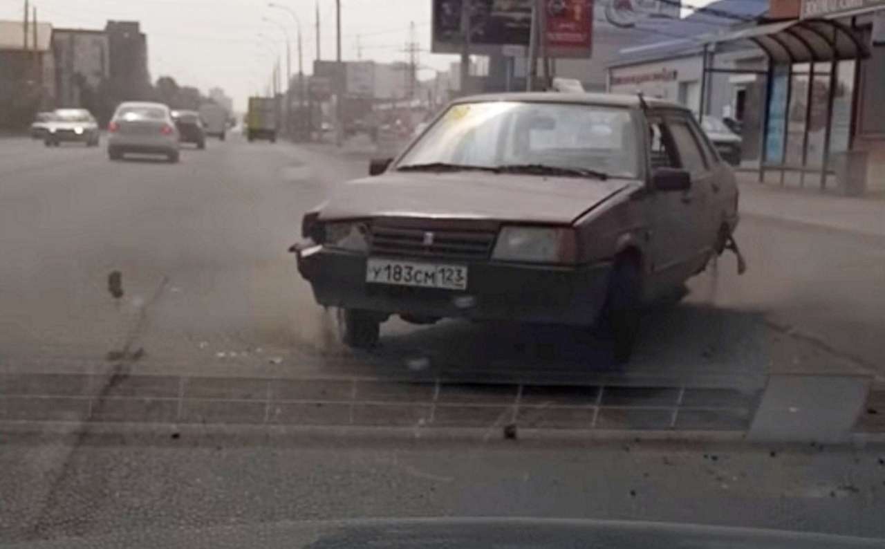 Водитель Лады без задних колес устроил ДТП в Краснодаре