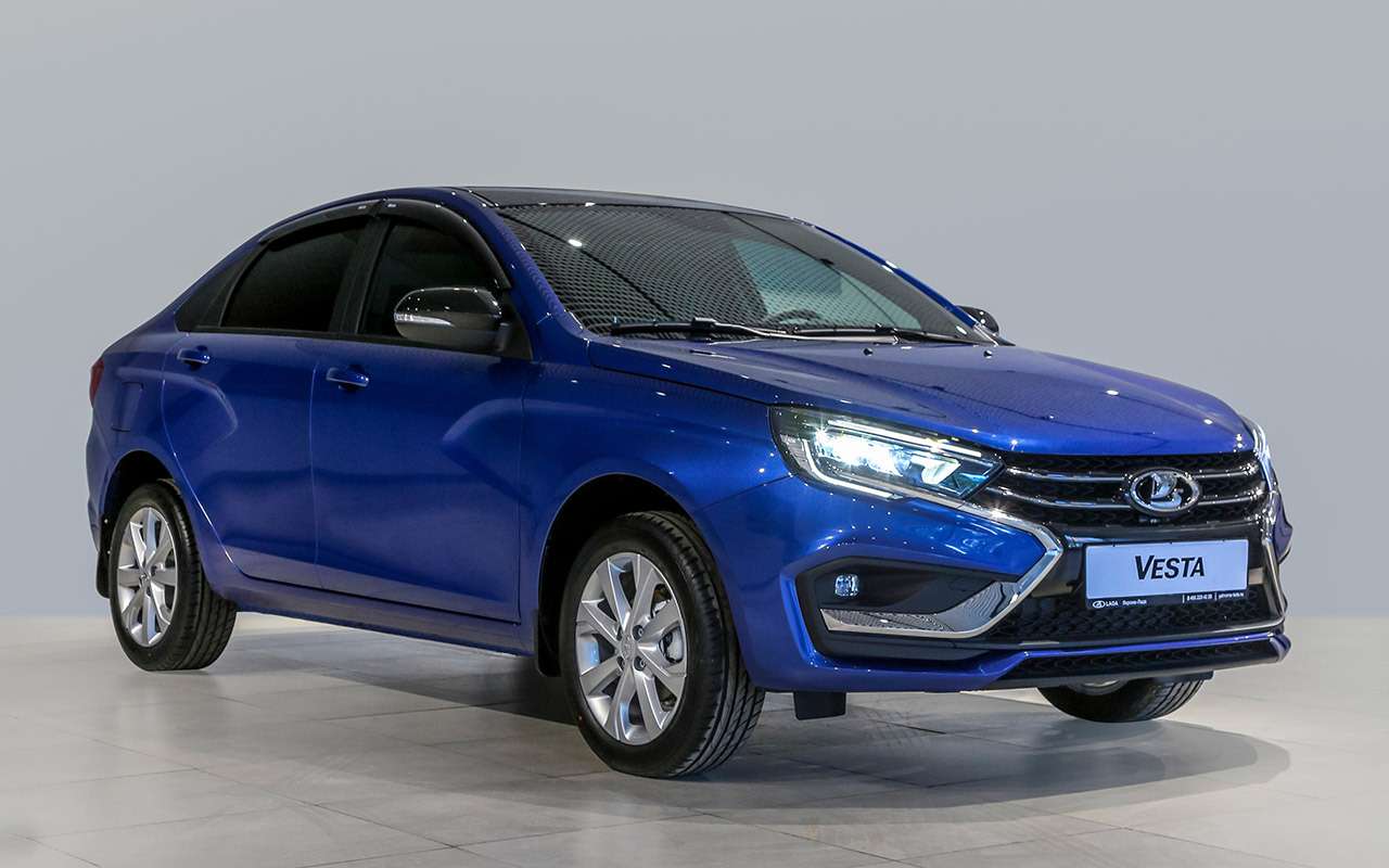 В профиль узнать рестайлинговую Весту можно только по литым дискам нового дизайна. Бампер с решеткой радиатора новые. Противотуманки стали светодиодными и, надеюсь, более эффективными. От старых не было толку. Заглушка крепления буксировочной проушины теперь неокрашенная – не поцарапаешь, когда ее выковыриваешь.