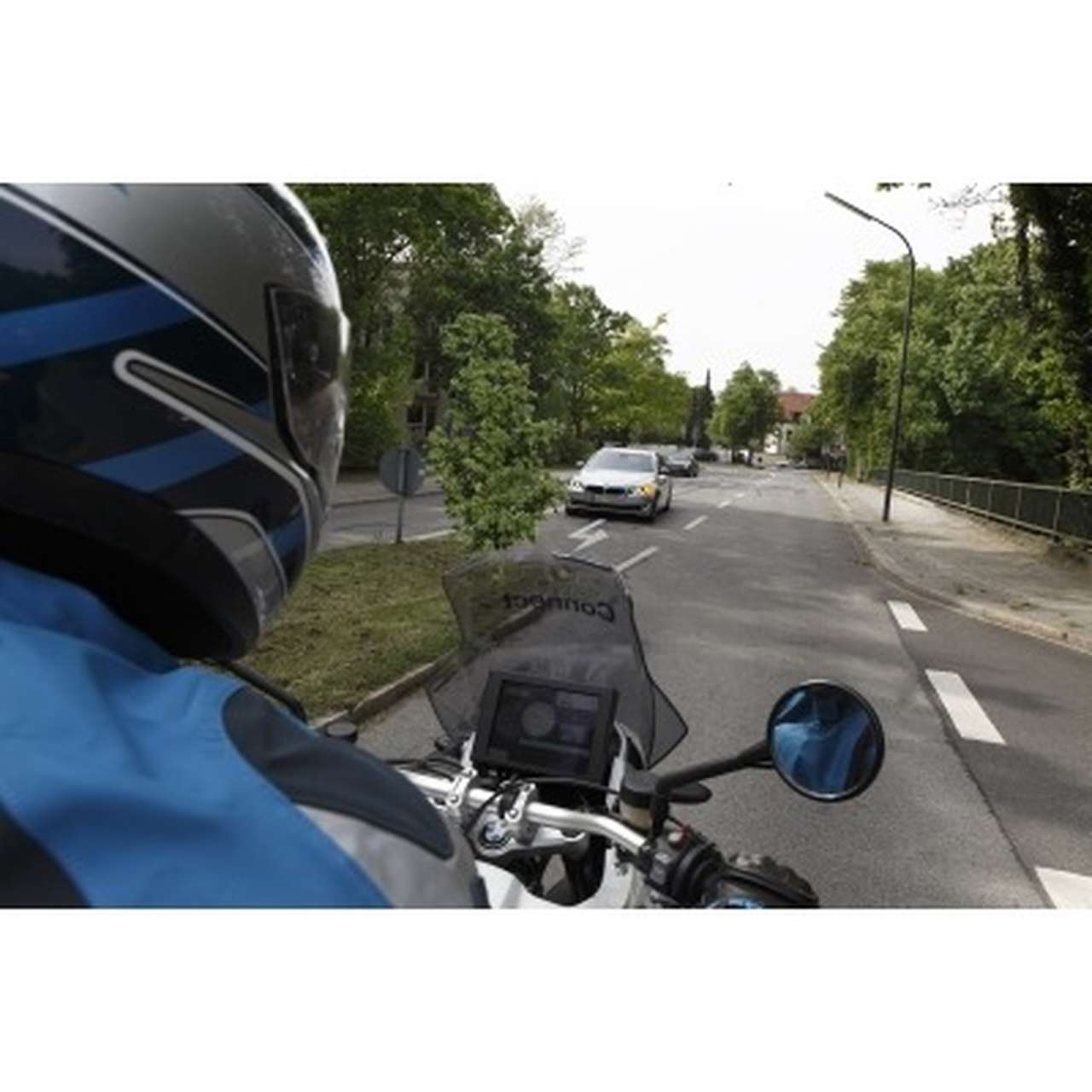 BMW создала систему помощи при левом повороте